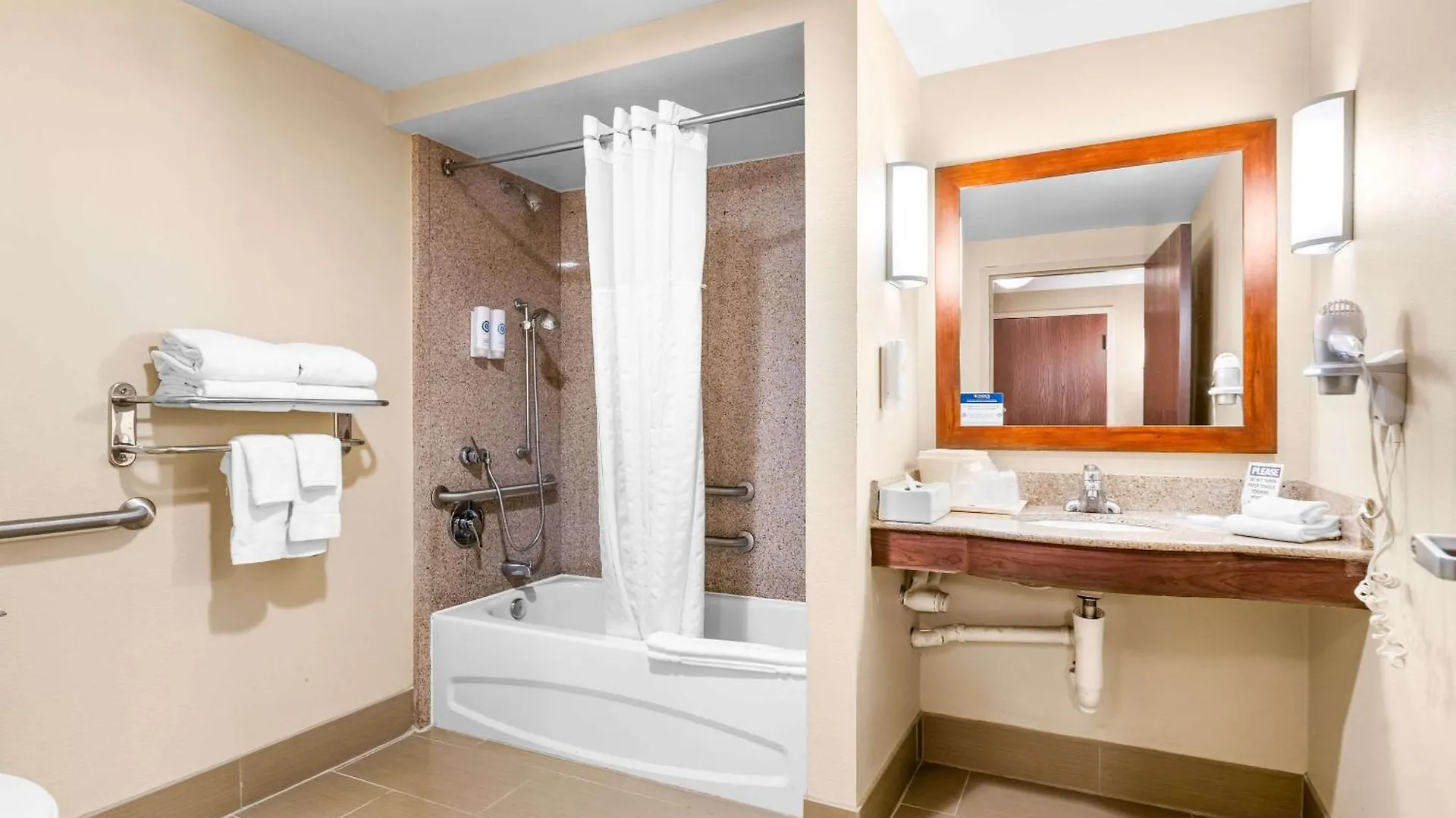 Comfort Suites Orlando Airport Hotel